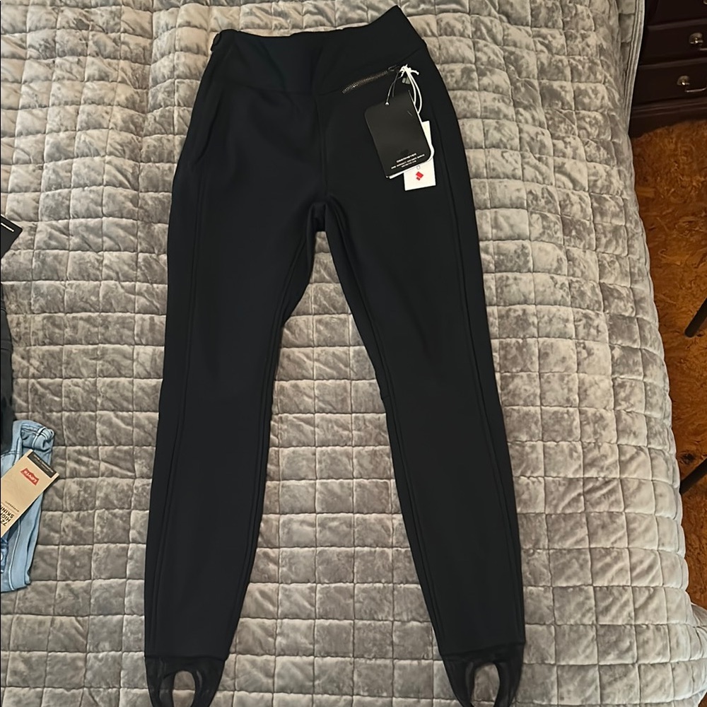 Obermeyer Black Leggings with Tapered Fit
A11
